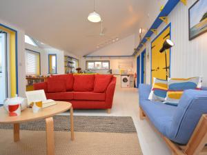 - un salon avec un canapé rouge et une table dans l'établissement 2 bed in Llansteffan 74268, à Ferryside