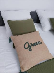 een bed met een kussen met het woord pijl erop bij Sunset APPART in Brignoles