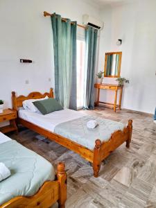 Un pat sau paturi într-o cameră la Cavos Sunrise Beach Apartments
