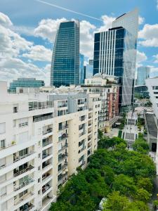 vista su una città con edifici alti di Magnifique 2 pièces avec terrasse, Paris La Défense a Courbevoie