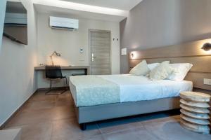 um quarto com uma cama e uma secretária. em The Point Suites Rome - Guest House em Roma