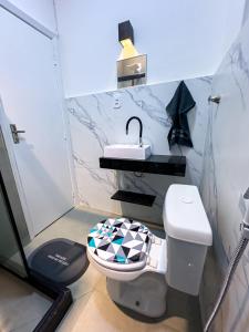 a bathroom with a toilet and a sink at Loft Moderno e Charmoso em Teresópolis - Alto in Teresópolis