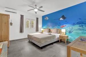 Un dormitorio con una cama con un cuadro en la pared. en Windsock Apartment Kas Salty, en Kralendijk 38 fotos más