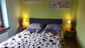 1 dormitorio con 1 cama con 2 almohadas en B&B Emarik, en Podobin