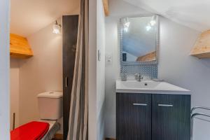 a bathroom with a sink and a mirror at Duplex à deux pas de l'océan in Biscarrosse +10 photos
