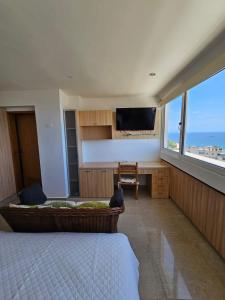 una camera con letto e vista sull'oceano di Apartamento El Vigía a Pampatar