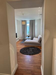 sala de estar con sofá blanco y alfombra en Luxury Apartment In City Hotspot, en Gotemburgo