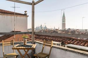 威尼斯的住宿－iHOMES Rialto-Corte del Calice-Attico vista centro，建筑物屋顶上的桌椅