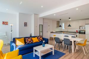 uma sala de estar com um sofá azul e uma mesa em Brand New Apartment With Super Comfortable Beds 3 em Valência