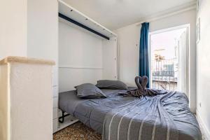 威尼斯的住宿－iHOMES Rialto-Corte del Calice-Attico vista centro，一间卧室设有一张床和一个窗口