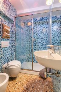 威尼斯的住宿－iHOMES Rialto-Corte del Calice-Attico vista centro，浴室配有卫生间、盥洗盆和淋浴。