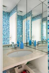une salle de bain avec deux lavabos et deux miroirs dans l'établissement iHOMES Rialto-Corte del Calice-Attico vista centro, à Venise