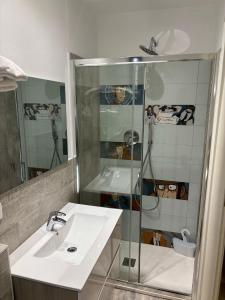 bagno con doccia e lavandino bianco di Hotel Giardinetto Al Sant'Orsola a Bologna