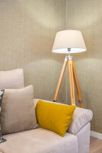 フンシャルにあるCasa Buganvíliaのソファの上に位置するランプ(黄色の枕付)