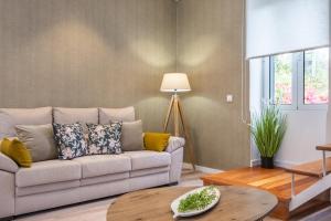 un soggiorno con un divano e un tavolo di Casa Buganvília a Funchal