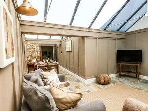 a living room with a skylight at The Apple Loft at Jordan House in Weymouth