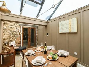The Apple Loft at Jordan House في ويماوث: غرفة طعام مع طاولة وسقف زجاجي