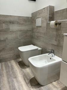 bagno con servizi igienici bianchi e lavandino di Hotel Giardinetto Al Sant'Orsola a Bologna
