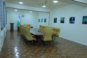 einen Konferenzraum mit einem langen Tisch und Stühlen in der Unterkunft HOBIZ Hotel in Navoiy