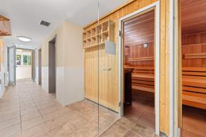 eine Sauna mit Glastür im Flur in der Unterkunft Dünenschloss Dünenschloss 2-09 in Kühlungsborn