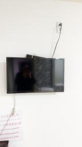 a flat screen tv hanging on a wall at 花乃郷 赤羽 in Tokyo