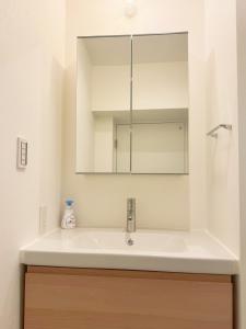 a bathroom with a sink and a mirror at 山手線恵比寿8分　4人可　 in Tokyo