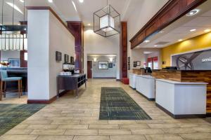 un vestíbulo de una oficina dental con recepción en Hampton Inn & Suites Jackson en Jackson