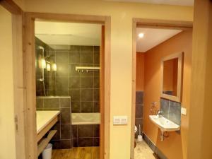 Kúpeľňa v ubytovaní Spacieux 3 pièces cabine, 6 pers, 62m² aux pieds des pistes, Les Bruyères, Les Menuires - FR-1-178-359 + 12 fotografií