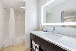 ナッシュビルにあるThe Capitol Hotel Downtown, an Ascend Collection Hotelの洗面台と鏡のあるバスルーム +45枚の写真