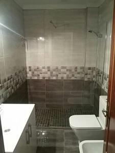 トレモリノスにあるTres Carabelasのバスルーム(シャワー、トイレ、シンク付)
