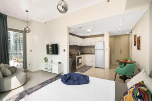 een keuken en een woonkamer met een bank en een tafel bij Iolanda Home in Dubai