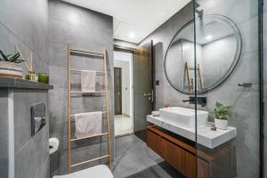 y baño con lavabo y espejo. en Iolanda Home, en Dubái