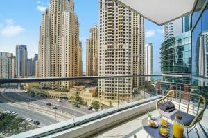 een balkon met uitzicht op de stad bij Iolanda Home in Dubai