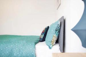 利物浦的住宿－Bright 4BR Home, Perfect for Groups，客房内的沙发上配有枕头