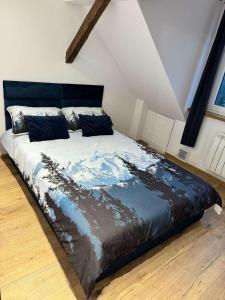 Una cama o camas en una habitación de LEŚNE ZACISZE Wisła - Jacuzzi, Bacówka, Niesamowite Widoki