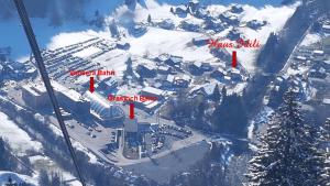 una vista aérea de una estación de esquí en la nieve en Haus Idili, en Sankt Gallenkirch