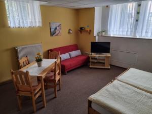 Μια τηλεόραση ή/και κέντρο ψυχαγωγίας στο Gästezimmer Kämpfe