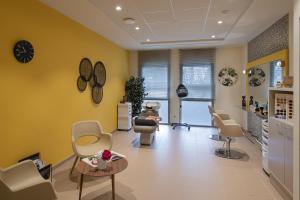a salon with chairs and a waiting room at DOMITYS LES SEQUANES in Chalon-sur-Saône