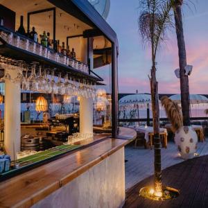 een bar op een terras met uitzicht op de oceaan bij Stunning 3 bed Villa in Vale do Lobo with Resort Membership 3 mins From Beach and Golf in Loulé
