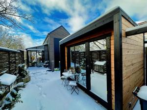 una cabina con tavolo e sedie nella neve di Sunset Tiny House GbR a Neuendorf