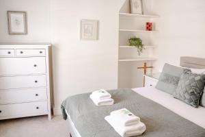 um quarto com uma cama com toalhas em Cosy 2 bed home in Hoole perfect for your Chester break em Chester