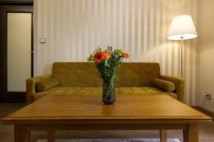 een vaas met bloemen op een salontafel bij Pilsner Apartments - U Borského parku in Pilsen