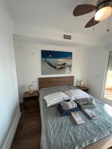 トレビエハにあるLuxury Penthouse Playas de torrevieja 6paxの壁に絵が飾られたベッドのある寝室 +53枚の写真