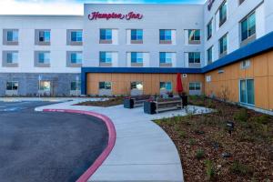 SelmaHampton Inn Selma, Ca的酒店大楼前面有人行道