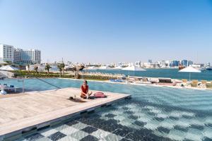 Majoituspaikassa Rixos Gulf Hotel Doha tai sen lähellä sijaitseva uima-allas