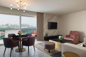 TV tai viihdekeskus majoituspaikassa Rixos Gulf Hotel Doha