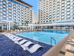 Majoituspaikassa Rixos Gulf Hotel Doha tai sen lähellä sijaitseva uima-allas