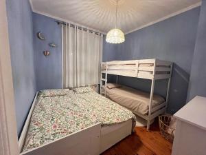 a small bedroom with a bunk bed and a bunk bedablish at L'idylle - Maison & Terrasse in La Rochelle