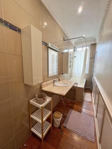 La salle de bains est pourvue d'un lavabo et d'un miroir. dans l'établissement L'idylle - Maison & Terrasse, à La Rochelle