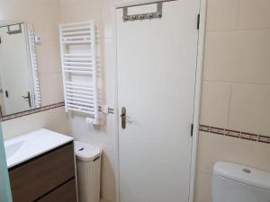 uma casa de banho com um WC, um lavatório e um chuveiro em Sol & Areia Vau em Portimão
